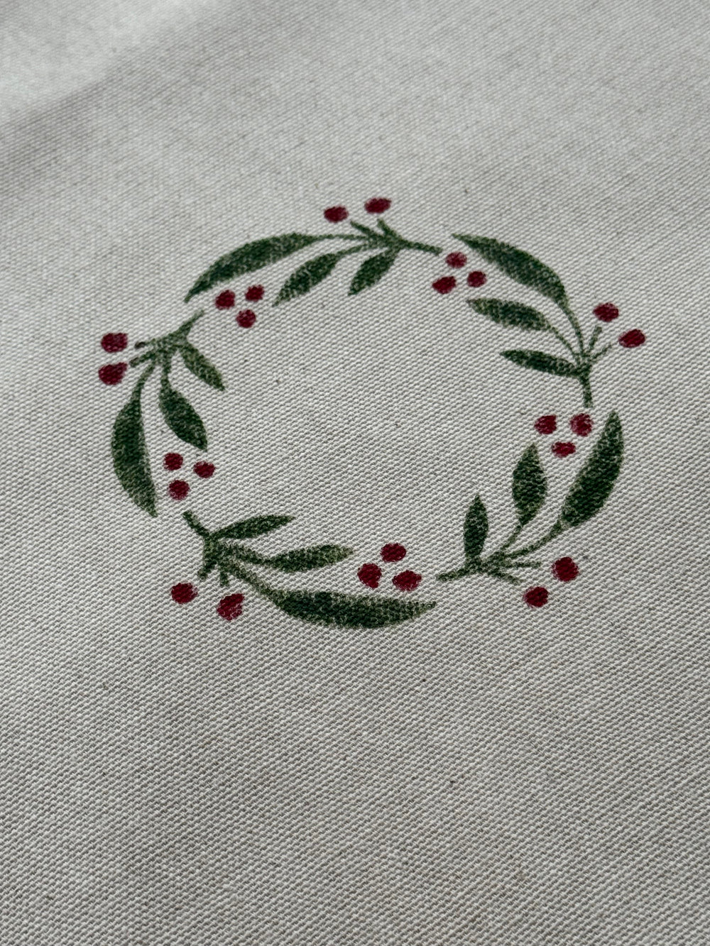 holly/mistletoe wreath printed on organic cotton table runner/napkins